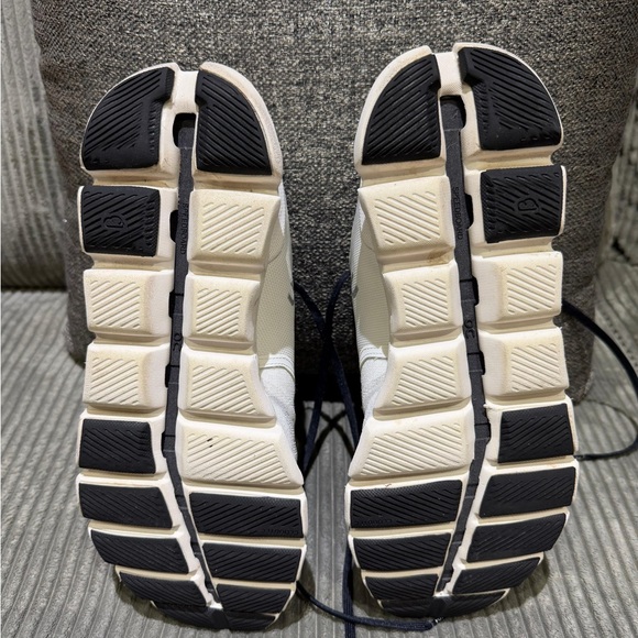 On Running Men's White and Black Sneakers Used in good condition - Picture 5 of 5